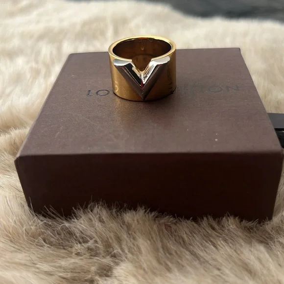 Louis Vuitton Bague Essential V Gold Tone / silver Ring - Picture 2 of 7